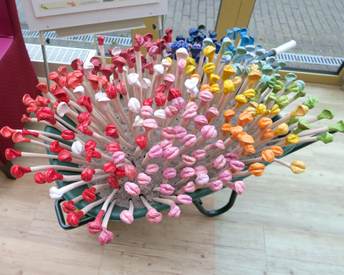 Een kruiwagen vol kleurrijke kusjes in Die Buytenweye